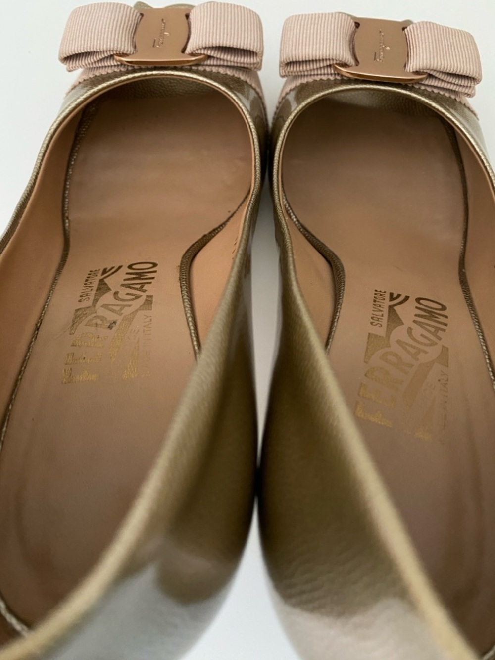 🇮🇹 Salvatore Ferragamo|Gold Leather Vara Bow Peep Toe Pumps - Picture 14 of 16